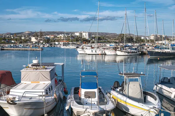 Güneşli bir günde, Kıbrıs 'ın pitoresk bir limanı olan Zygi Marina' da demirleyen beyaz kayıklar.