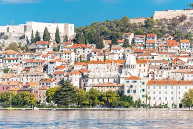 St. James Katedrali, kıyı binaları ve mavi gökyüzünün altındaki kalesi ile Sibenik eski kasaba silueti. Hırvatistan