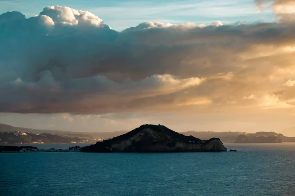 Вид Острова Процида Волшебный Восход Солнца Резкими Облаками — стоковое фото