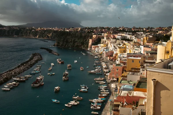 イタリアのプロキダ島で晴れた日にカラフルな家がたくさんあるCorricellaの港の眺め — ストック写真