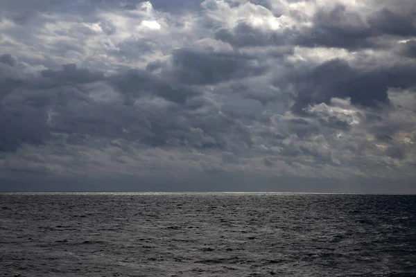 Красивое Красочное Небо Приближающейся Бурей Над Морем — стоковое фото