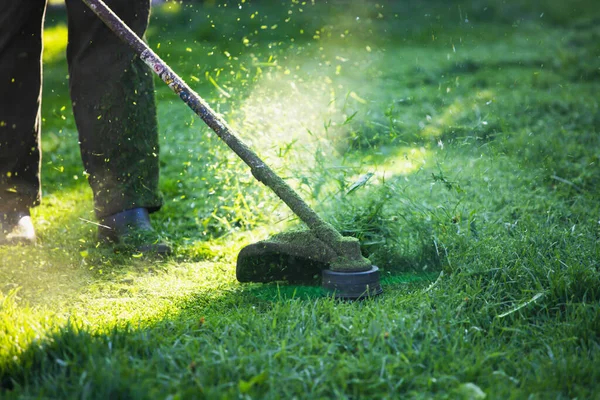 芝を芝刈り機で刈る 庭の仕事のコンセプトの背景 — ストック写真
