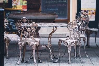 Budapeşte kafe masaları, sonbahar havası.