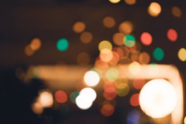 Bulanık şehir görüntüsü geceleri soyut.