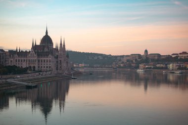 Budapeşte 'nin panoramik manzarası Tuna nehri ve Macaristan Parlamentosu ile sisli bir sonbahar sabahı.