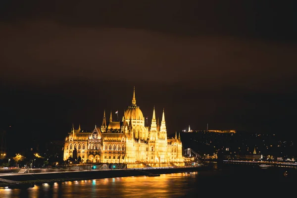 Megvilágított Budapesti Parlamenti Épület Éjszaka Sötét Égbolttal Visszaverődéssel Dunában — Stock Fotó