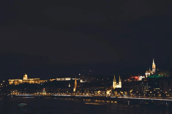 布达佩斯的布达一侧 夜间与布达城堡 圣马提亚斯和渔民堡垒的景观 — 图库照片