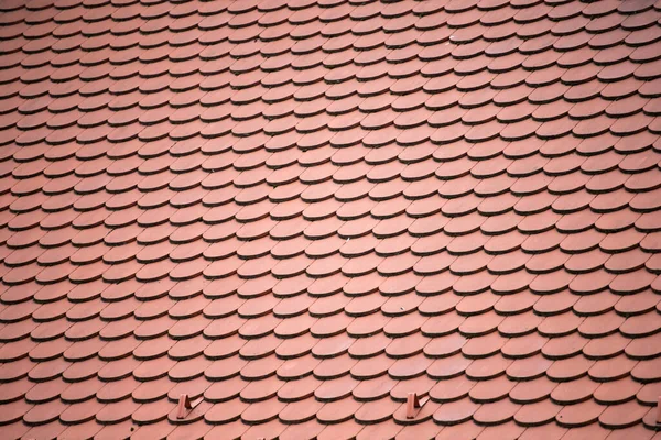 Pokrywające Się Rzędy Żółtych Dachówek Ceramicznych Pokrywających Dach Budynku Mieszkalnego — Zdjęcie stockowe