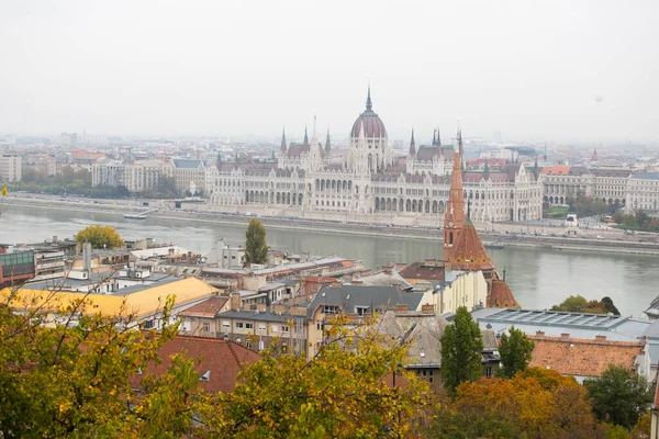 Panoramiczny Widok Budapesztu Mglisty Jesienny Dzień Słynnego Punktu Widokowego Baszty — Zdjęcie stockowe