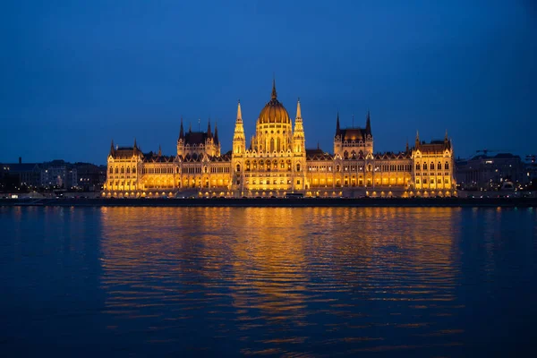 Vista Nocturna Del Edificio Iluminado Del Parlamento Húngaro Budapest — Foto de Stock
