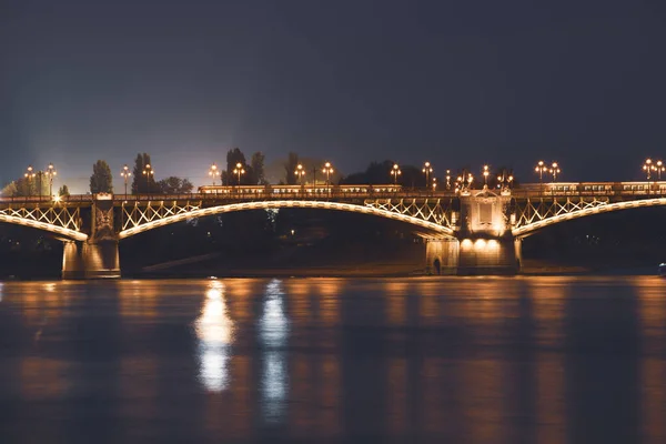 玛格丽特桥在夜间在布达佩斯的图片 匈牙利 — 图库照片
