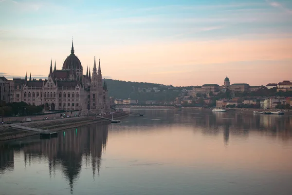 秋天的一个雾蒙蒙的早晨 与多瑙河和匈牙利议会在一起 俯瞰布达佩斯全景 — 图库照片