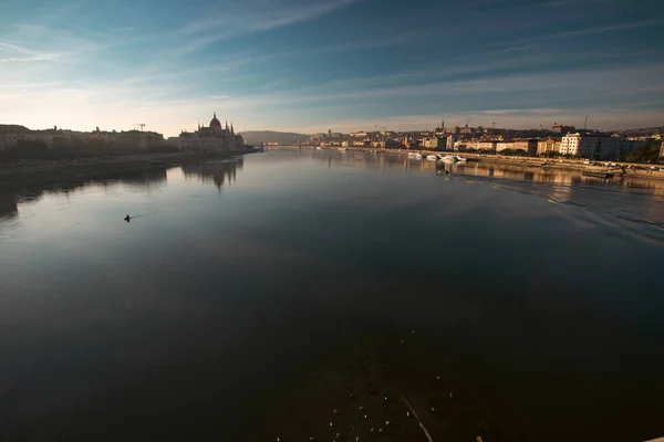 Panoramatický Výhled Budapešť Mlhavého Podzimního Rána Řekou Dunaj Maďarským Parlamentem — Stock fotografie