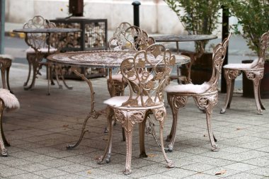 Budapeşte kafe masaları, sonbahar havası.