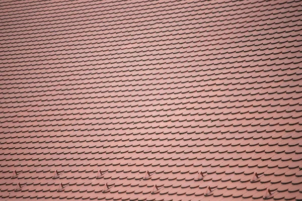 Накладывающиеся Ряды Желтой Керамической Черепицы Покрывающей Крышу Жилого Дома — стоковое фото