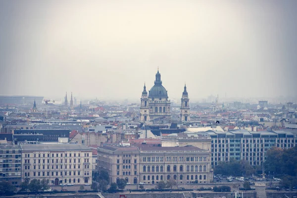 Panoramiczny Widok Budapesztu Mglisty Jesienny Dzień Słynnego Punktu Widokowego Baszty — Zdjęcie stockowe