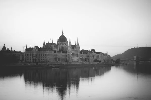ドナウ川とハンガリー議会と霧の秋の朝にブダペストのパノラマビュー — ストック写真