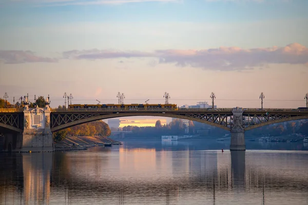 ハンガリー ブダペストの夕日のマーガレット橋の写真 — ストック写真
