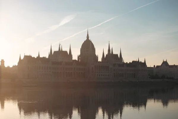 Panoramiczny Widok Budapesztu Mglisty Jesienny Poranek Dunajem Parlamentem Węgierskim — Zdjęcie stockowe