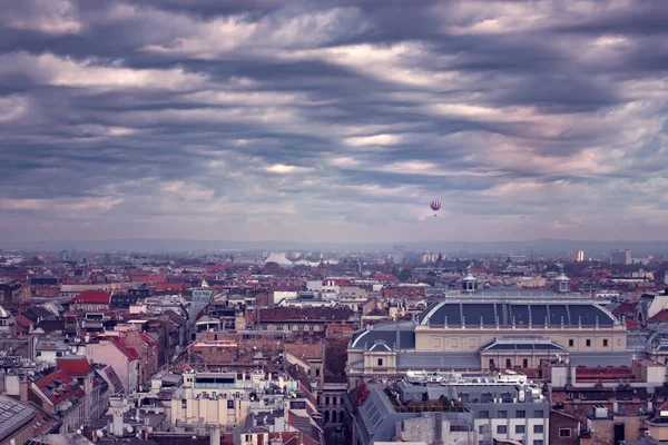 聖シュテファン大聖堂から霧の秋の日にブダペストのダウンタウンの空中ビュー — ストック写真