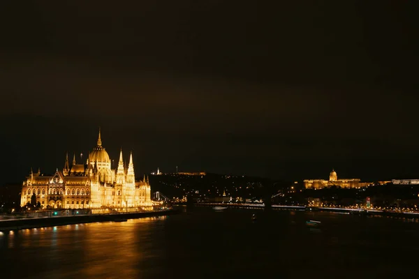 Geceleyin Budapeşte Parlamento Binası Aydınlandı Tuna Nehri Nde Karanlık Gökyüzü — Stok fotoğraf