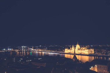 Budapeşte Macaristan Parlamentosu'nun ışıklı binanın gece görünümü