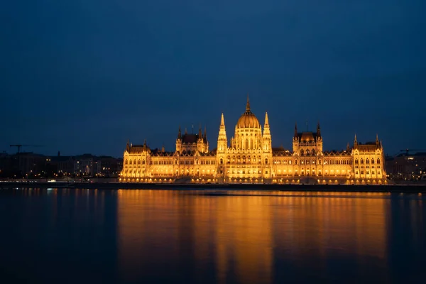 Vista Nocturna Del Edificio Iluminado Del Parlamento Húngaro Budapest — Foto de Stock