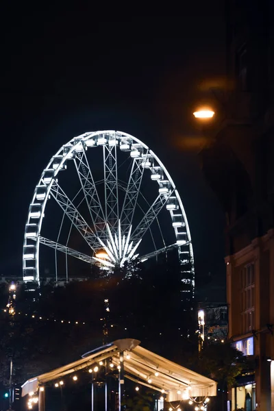 布达佩斯眼 摩天轮 在Erzsebet广场 夜城灯火通明的摩天轮 布达佩斯之眼 — 图库照片