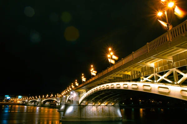 玛格丽特桥在夜间在布达佩斯的图片 匈牙利 — 图库照片