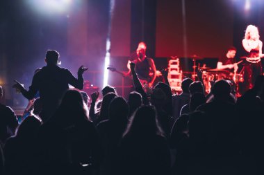 Konserde kalabalık - Parlak renkli sahne ışıkları önünde tezahürat yapan kalabalık