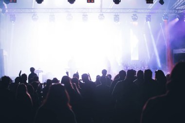 Konserde kalabalık - Parlak renkli sahne ışıkları önünde tezahürat yapan kalabalık