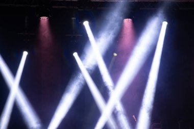 Sahne ışıkları, renkli ışıklar ve duman. Konser ve tiyatro sahnesi