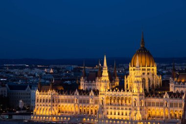 Budapeşte Macaristan Parlamentosu'nun ışıklı binanın gece görünümü