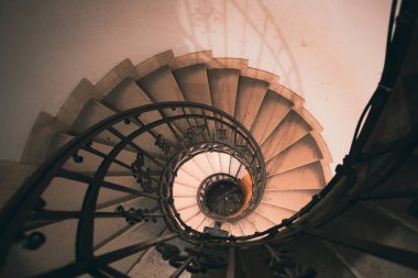 Spiral merdivenler St.Stephen Bazilikası. Budapeşte, Macaristan. Retro biçimli fotoğraf.