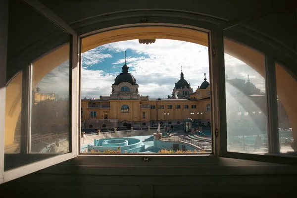 塞切尼温泉浴 布达佩斯 匈牙利 塞切尼药浴是欧洲最大的药用浴 — 图库照片