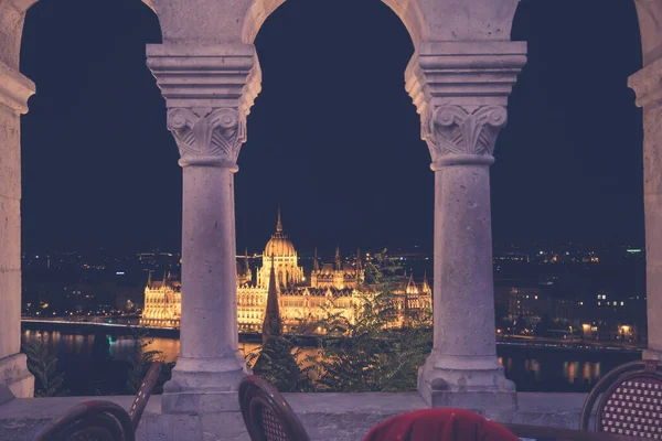 ブダペストでハンガリーの議会の建物のライトアップの夜景 — ストック写真