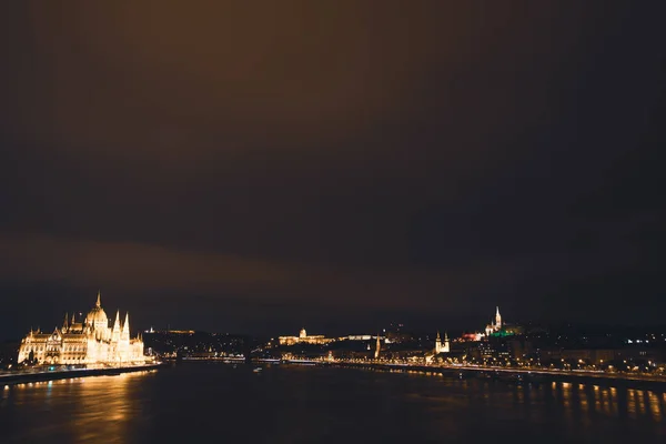 Belyst Budapest Parlamentsbyggnad Natten Med Mörk Himmel Och Reflektion Donau — Stockfoto