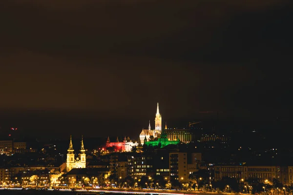 布达佩斯的布达一侧 夜间与布达城堡 圣马提亚斯和渔民堡垒的景观 — 图库照片