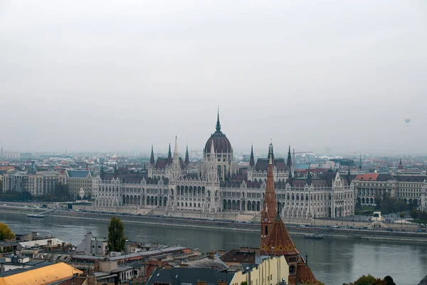 Panorama Con Costruzione Del Parlamento Ungherese Sul Danubio Nella Città — Foto Stock
