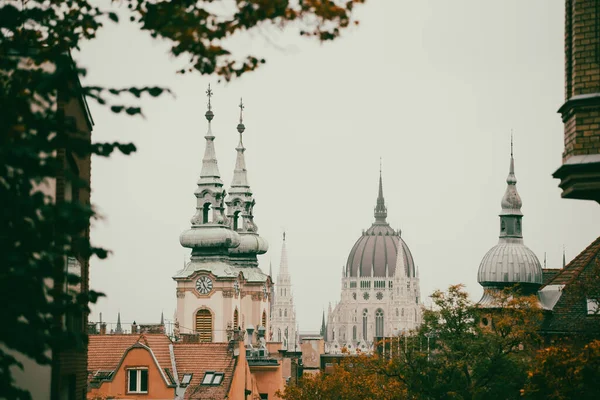 ハンガリーのブダペスト市のドナウ川にハンガリー議会の建物とパノラマ — ストック写真