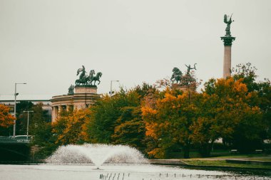 Macaristan 'daki Macar krallarına adanmış Budapeşte' deki kahramanlar meydanı..