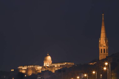 Buda Kalesi (Kraliyet Sarayı) Tuna Nehri Budapeşte, Macaristan geceleri aydınlatılan tarafından.