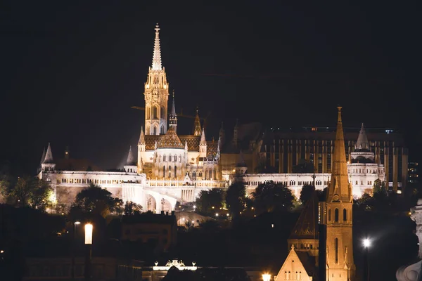 ハンガリー ブダペストの夜のマティアス教会とフィッシャーマンズベース — ストック写真