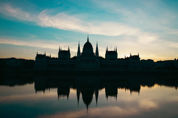 Budapeşte Nin Panoramik Manzarası Tuna Nehri Macaristan Parlamentosu Ile Sisli — Stok fotoğraf