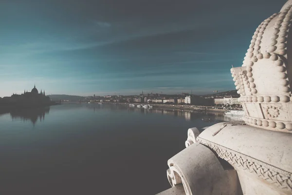 Panoramatický Výhled Budapešť Mlhavého Podzimního Rána Řekou Dunaj Maďarským Parlamentem — Stock fotografie
