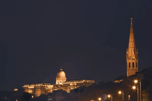 布达城堡区 皇家宫殿 由多瑙河在布达佩斯 匈牙利在夜间照明 — 图库照片