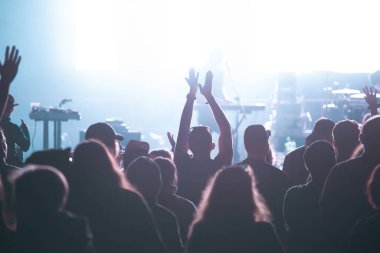 Konserde kalabalık - Parlak renkli sahne ışıkları önünde tezahürat yapan kalabalık