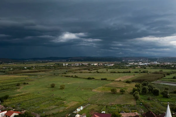 罗马尼亚特兰西瓦尼亚一个天空下着暴雨的小村庄的空中景观 — 图库照片