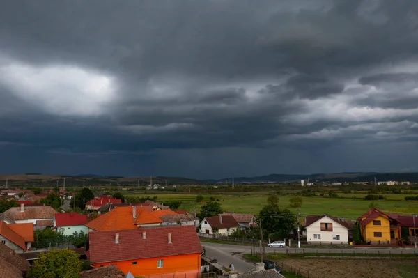 Romanya Nın Transilvanya Kentinde Fırtınalı Gökyüzü Olan Küçük Bir Köyün — Stok fotoğraf