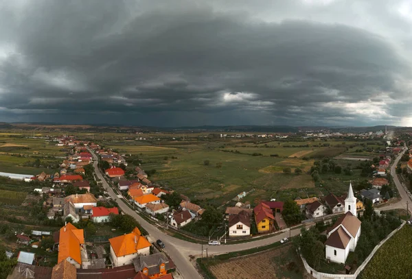 Romanya Nın Transilvanya Kentinde Fırtınalı Gökyüzü Olan Küçük Bir Köyün — Stok fotoğraf